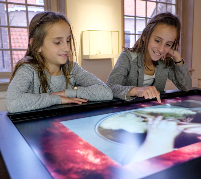 meisje op touchscreen